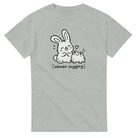 Gråmelerad t-shirt med en kanin och en groda med hjärta och texten Nämen snygging.