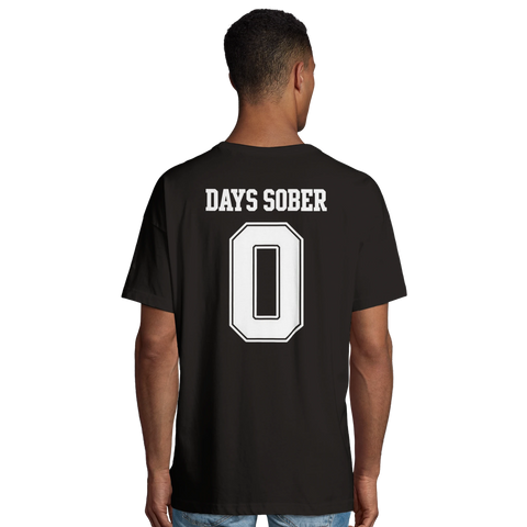 Man bär svart t-shirt med ett provocerande Days Sober-motiv på ryggen