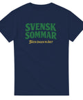 Retro citat-tryck med texten Svensk sommar på en marinblå t-shirt