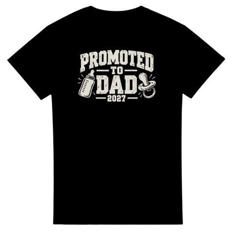 Svart t-shirt med texten Promoted to Dad 2027, nappflaska och napp.