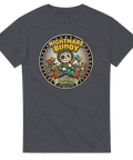 Retro skräckmotiv med creepy docka och yxa på grå t-shirt
