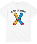 Tecknade gula och blå strumpor korsade med text "ROCKA SOCKARNA!" på vit t-shirt.