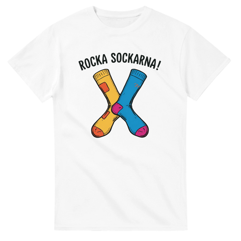 Tecknade gula och blå strumpor korsade med text "ROCKA SOCKARNA!" på vit t-shirt.