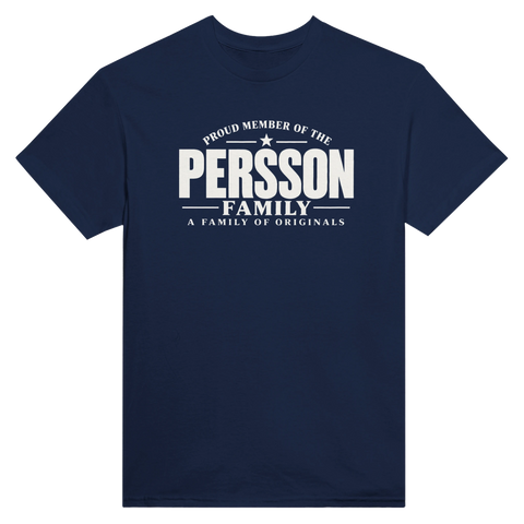 Marinblå t-shirt med texten Persson – A Family of Originals