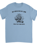 Minimalistisk gubbe som dricker kaffe med ironisk text – rolig t-shirt för kaffeälskare