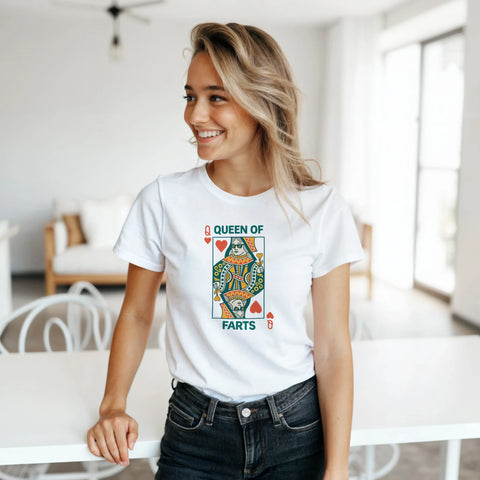 queen of farts t-shirt för dam, miljöbild med svensk kvinna