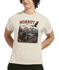 Närbild på person i t-shirt med grafiskt motiv av svensk vildmark