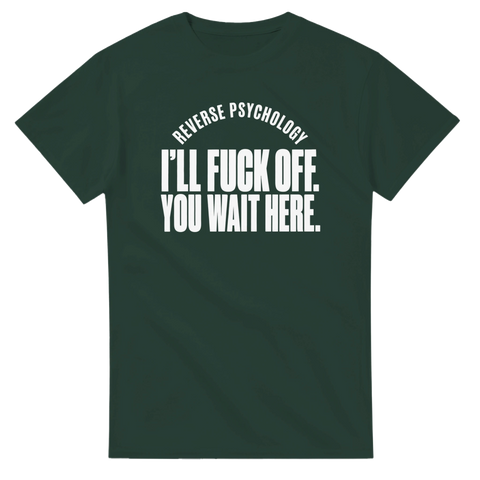 Minimalistiskt citat-tryck med attityd på en mörkgrön t-shirt