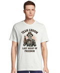 Man bär vit t-shirt med Team Groom tryck för svensexa