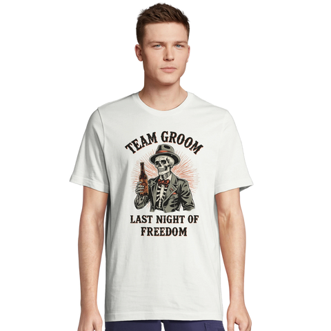 Man bär vit t-shirt med Team Groom tryck för svensexa