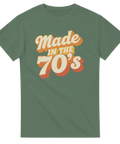 Retro "Made in the 70's" texttryck i orange och beige på grön t-shirt.