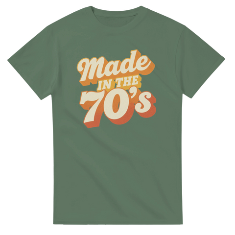 Retro "Made in the 70's" texttryck i orange och beige på grön t-shirt.
