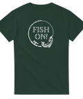Grafisk illustration med fiskespö och öring på en mörkgrön t-shirt