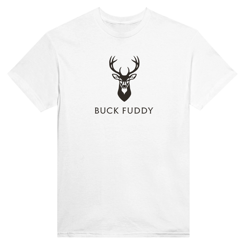 Stiliserat hjorthuvud med texten "BUCK FUDDY" på vit t-shirt, minimalistisk och humoristisk design.