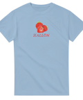 Tre röda jordgubbar, en delad, med text "HALLON" i rött på en ljusblå t-shirt.