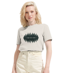Stiliserad skog med ljudvåg som spegling på ljusgrå ekologisk t-shirt.