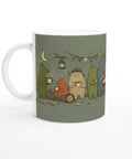 Lekfull illustration av sagoväsen som dricker kaffe vid en lykta