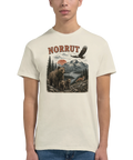 Man bär beige t-shirt med Norrut-tryck och motiv av björnar