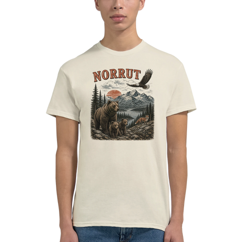 Man bär beige t-shirt med Norrut-tryck och motiv av björnar