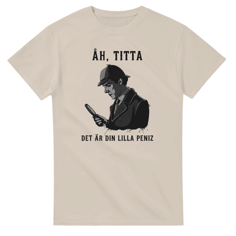 Vintage detektiv-illustration med fräck text på beige t-shirt