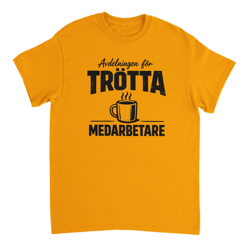 Avdelningen för Trötta Medarbetare" texttryck med kaffemugg på senapsgul t-shirt.