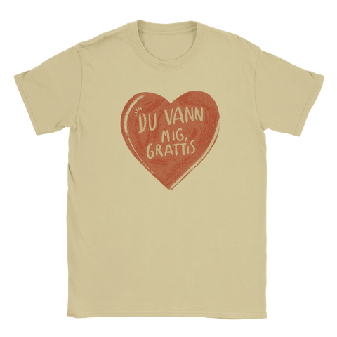 Du vann mig, grattis" text i rött hjärta på beige t-shirt, retro stil.