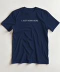 I Just Work Here" texttryck i vit sans-serif på marinblå t-shirt.
