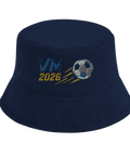 Sportigt fotbollsbroderi med texten VM 2026 på en marinblå solhatt