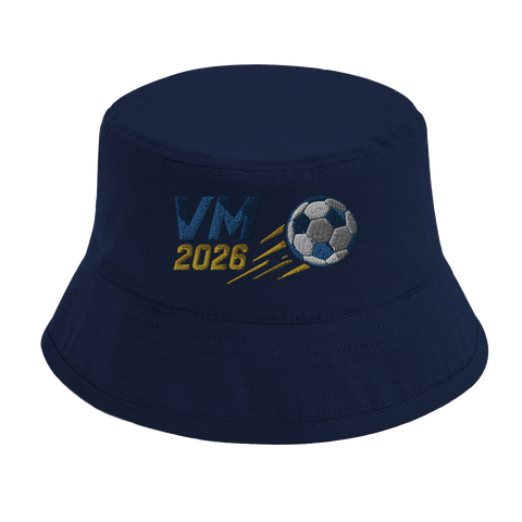 Sportigt fotbollsbroderi med texten VM 2026 på en marinblå solhatt