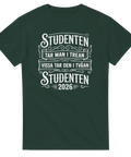 Studenten 2026 t-shirt med texten "Studenten tar man i trean, vissa tar den i tvåan" i vit vintage-stil på mörkgrön bakgrund.