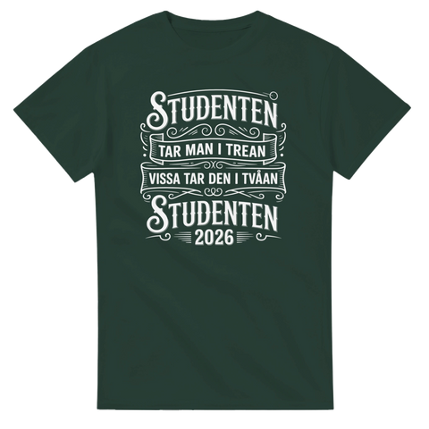 Studenten 2026 t-shirt med texten "Studenten tar man i trean, vissa tar den i tvåan" i vit vintage-stil på mörkgrön bakgrund.