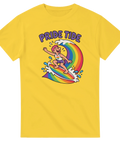 Retro surfmotiv med regnbågsflagga och texten Pride Tide – gul t-shirt