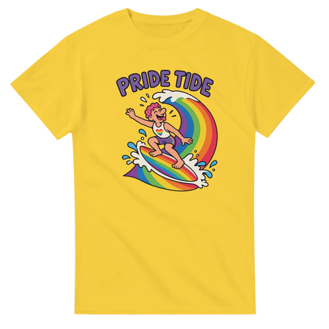 Retro surfmotiv med regnbågsflagga och texten Pride Tide – gul t-shirt