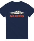 Marinblå T-shirt med texten 240-Klubben och en tecknad Volvo 240 i vit färg – för bilentusiaster och Volvo-älskare