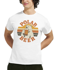 Man bär vit t-shirt med grafiskt Polar Beer motiv i vintage-stil