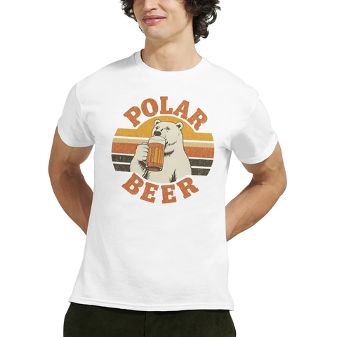 Man bär vit t-shirt med grafiskt Polar Beer motiv i vintage-stil
