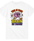 Vit t-shirt med humoristiskt 90-talsinspirerat tryck av en hjärna i kaos