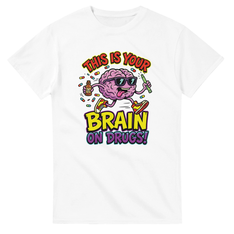 Vit t-shirt med humoristiskt 90-talsinspirerat tryck av en hjärna i kaos