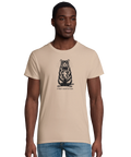 Detaljerad svart råtta med "STREET ADAPTATION" på beige premium herr-t-shirt.