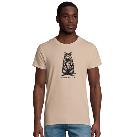 Detaljerad svart råtta med "STREET ADAPTATION" på beige premium herr-t-shirt.