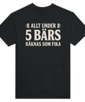 Svart t-shirt med texten Allt under 5 bärs räknas som fika.