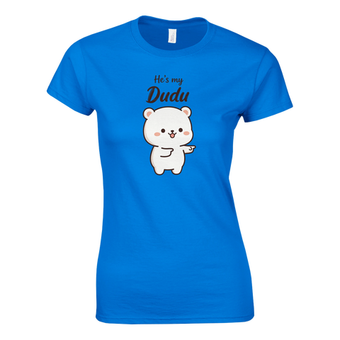 Charmigt björnmotiv med lekfull text för par på en blå t-shirt