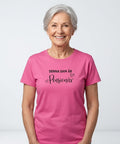 Denna dam är Pensionär" text med hjärtan, svart, kursiv stil på fuchsia dam t-shirt.