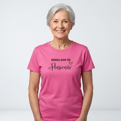 Denna dam är Pensionär" text med hjärtan, svart, kursiv stil på fuchsia dam t-shirt.