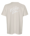 Baksida av t-shirt med Eddie Eel skrivet i vit penseldragstil