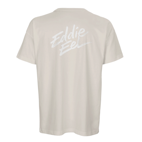 Baksida av t-shirt med Eddie Eel skrivet i vit penseldragstil
