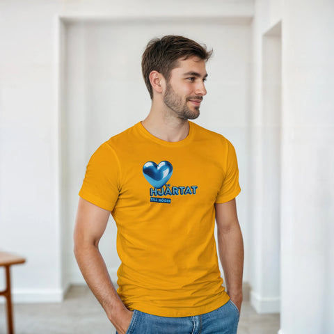 Blått 3D-hjärta med text "Hjärtat till höger" på gul t-shirt, lekfull stil.