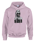 Marilyn Monroe-inspirerad kvinna med solglasögon, rött läppstift och texten "Ingen jävel kallar mig lilla gumman" på ljusl...