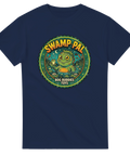 Vintage inspirerat tryck med texten Swamp Pal på en marinblå t-shirt