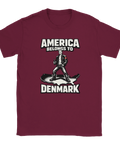 Absurd illustration av dansk erövring på vinröd t-shirt med statement-text